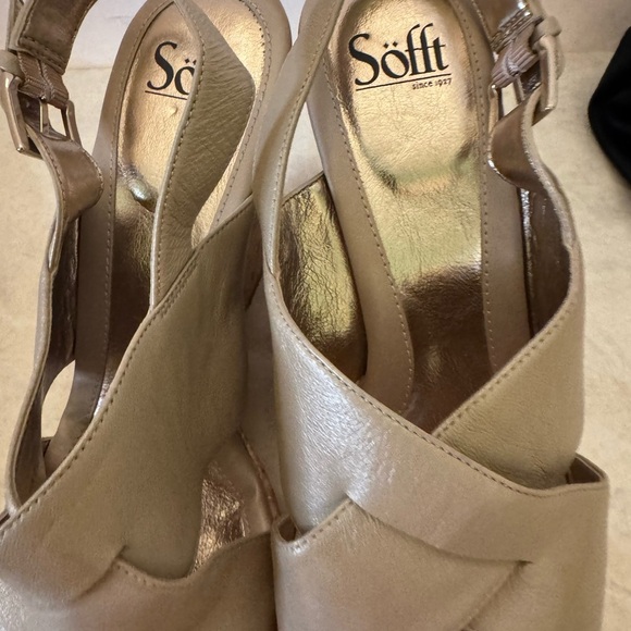 NWOT Beautiful Elegant Glam Summer Fun Women’s Size 11 Gold Wedges by SOFFT - Picture 2 of 15